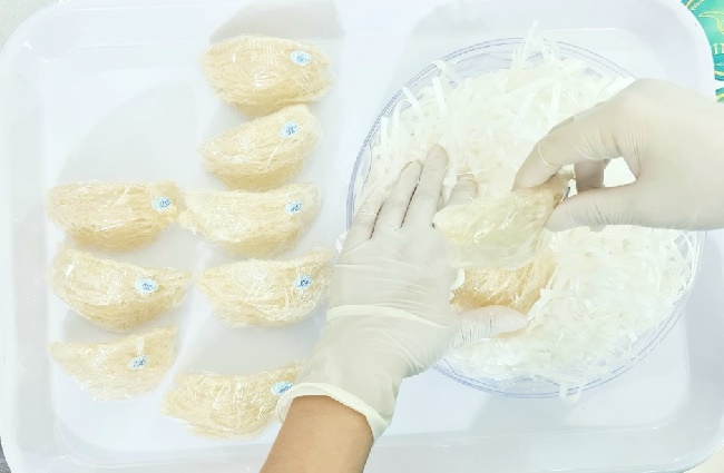 Đóng gói yến đi Pháp